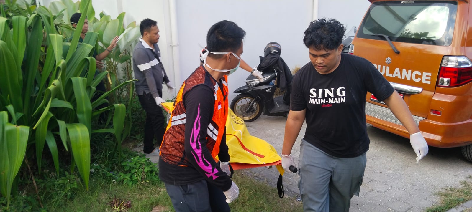 EVAKUASI: Petugas mengevakuasi jenazah AI yang tewas tergantung di kamar hotel dengan 27 luka sayatan di tubunya.