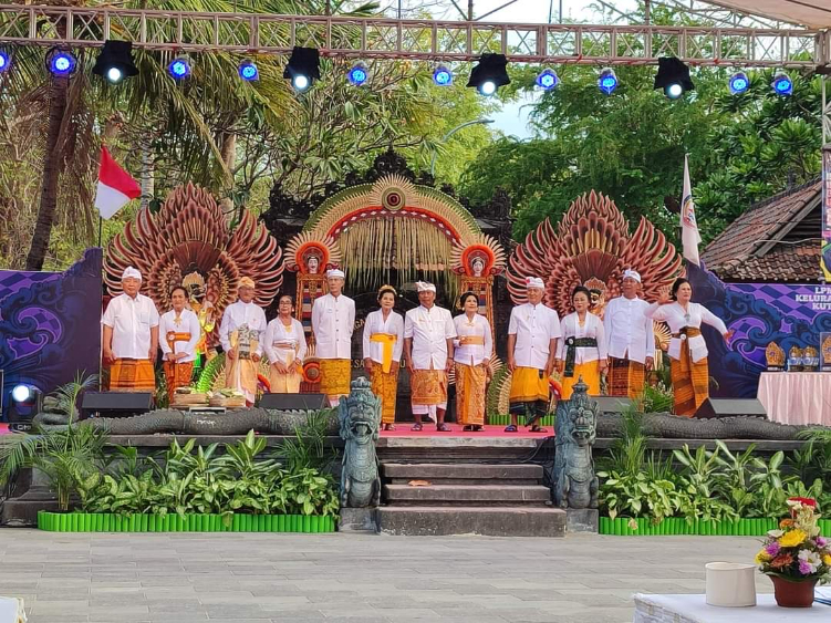 Para lansia yang tampil di lomba jegeg bagus lansia Kelurahan Kuta.