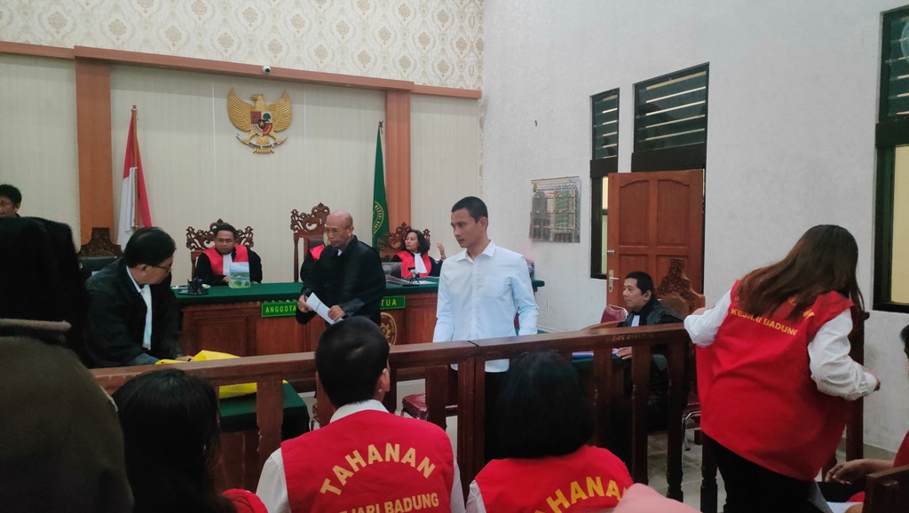 DITEGUR: Errouke Hardita Oky Vandara disidang karena mengulangi kejahatan mengedarkan narkoba. Dia sempat ditegur Majelis Hakim PN Denpasar.