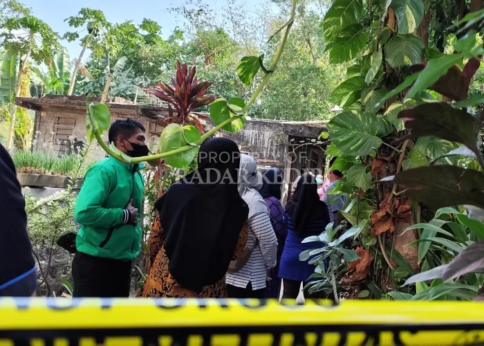 SADIS: Tempat kejadian perkara pembunuhan di Manisrenggo, Kota Kediri. (FOTO: NOVANDA NIRWANA/JPRK)