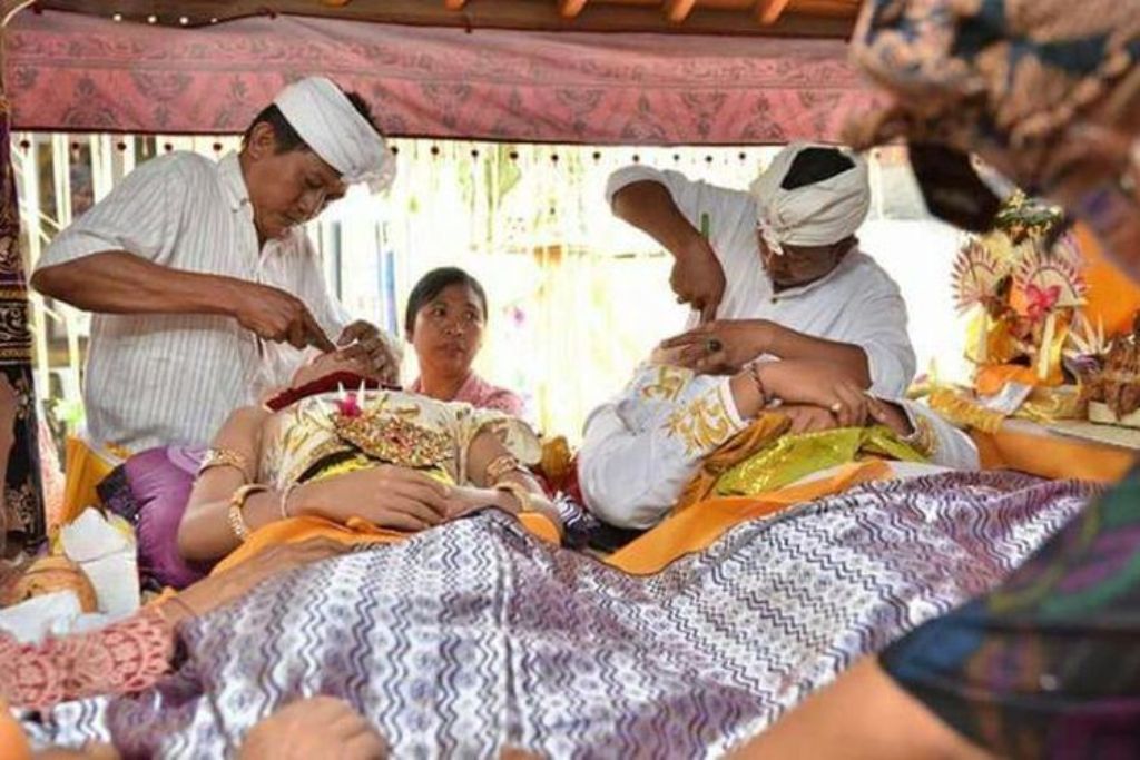 Prosesi potong gigi dalam tradisi Hindu Bali.