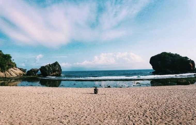 Pantai Jungwok, Surga Tersembunyi dengan Pasir Putih di Gunung Kidul