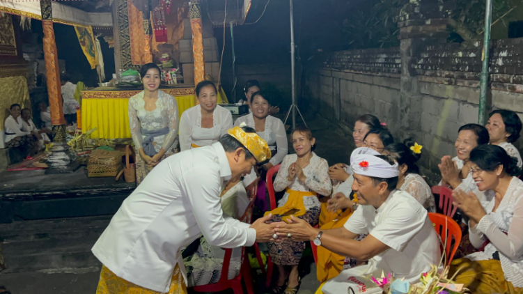 Bakal calon Bupati Badung, I Wayan Suyasa saat menghadiri Pujawali sekaligus persembahyangan bersama di Pura Manik Sawang, Banjar Gede Desa Adat Anggungan Kelurahan Lukluk Kecamatan Mengwi