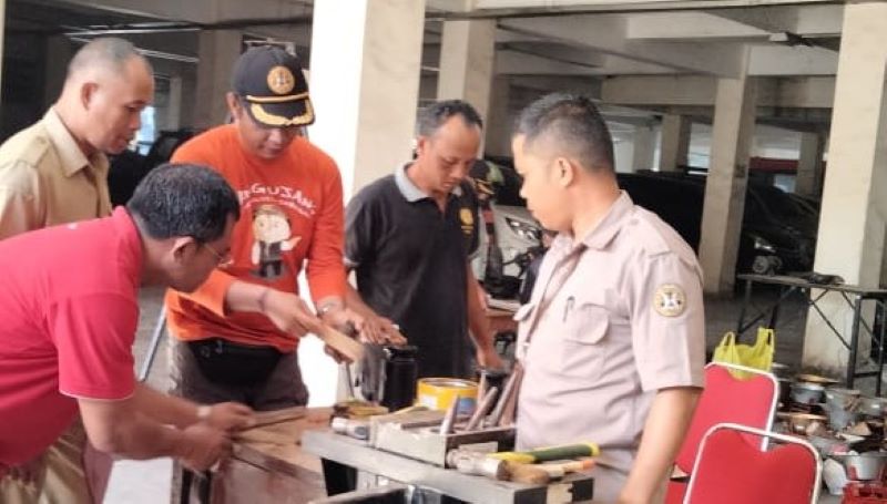Petugas melakukan tera ulang&nbsp;alat ukur, takar, timbang, dan perlengkapannya (UTTP) di Bangli.