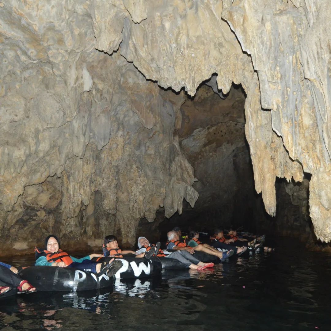 GUA PINDUL: Menyusuri keindahan alam Gunung Kidul dengan cave tubing di Gua Pindul bisa lihat pemandangan stalaktit dan stalagnit.
