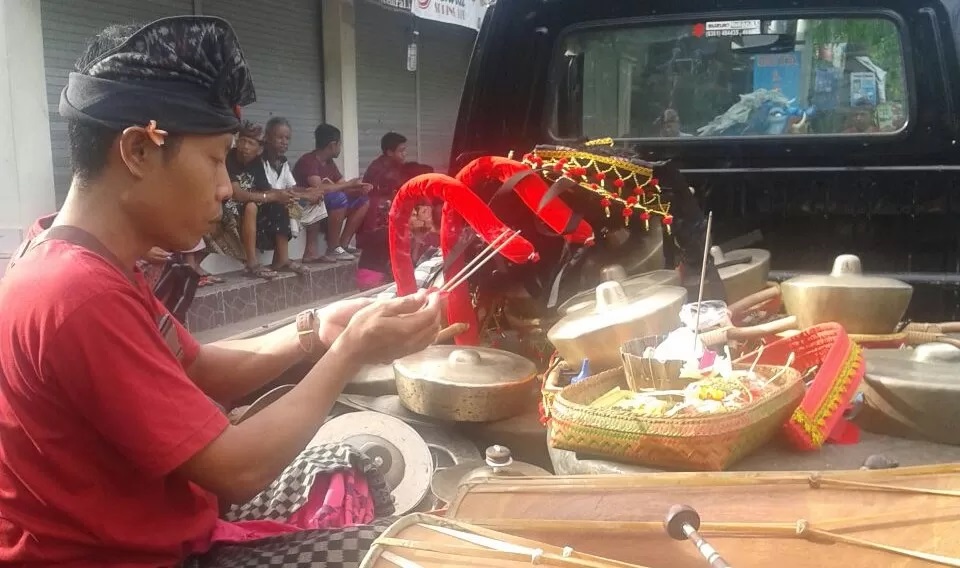 Nunas tipat gong, tradisi Hindu Bali