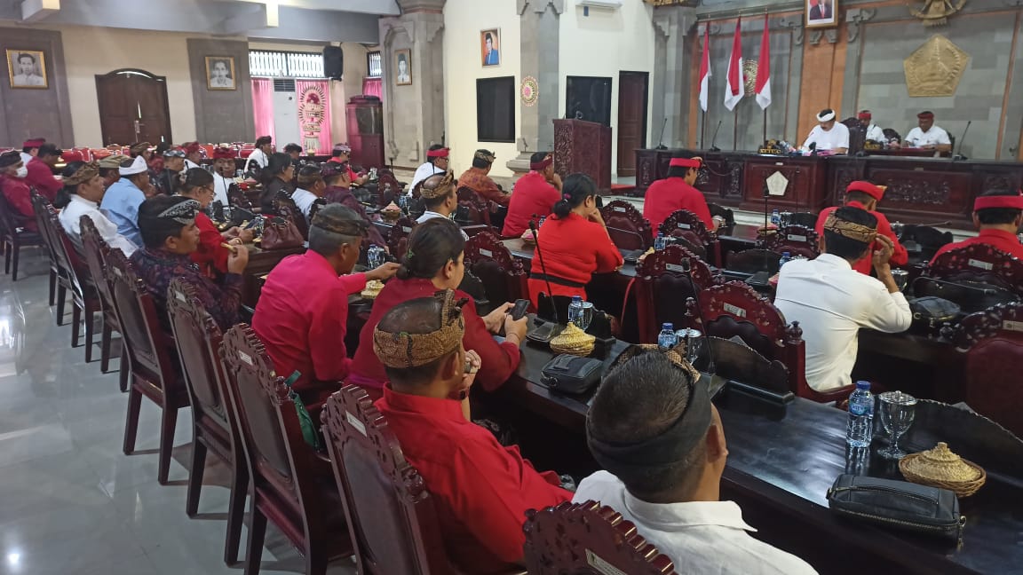 Suasana rapat Paripurna DPRD Tabanan&nbsp;tanpa dihadiri anggota dewan dari Partai Golkar, Selasa (3/9/2024).