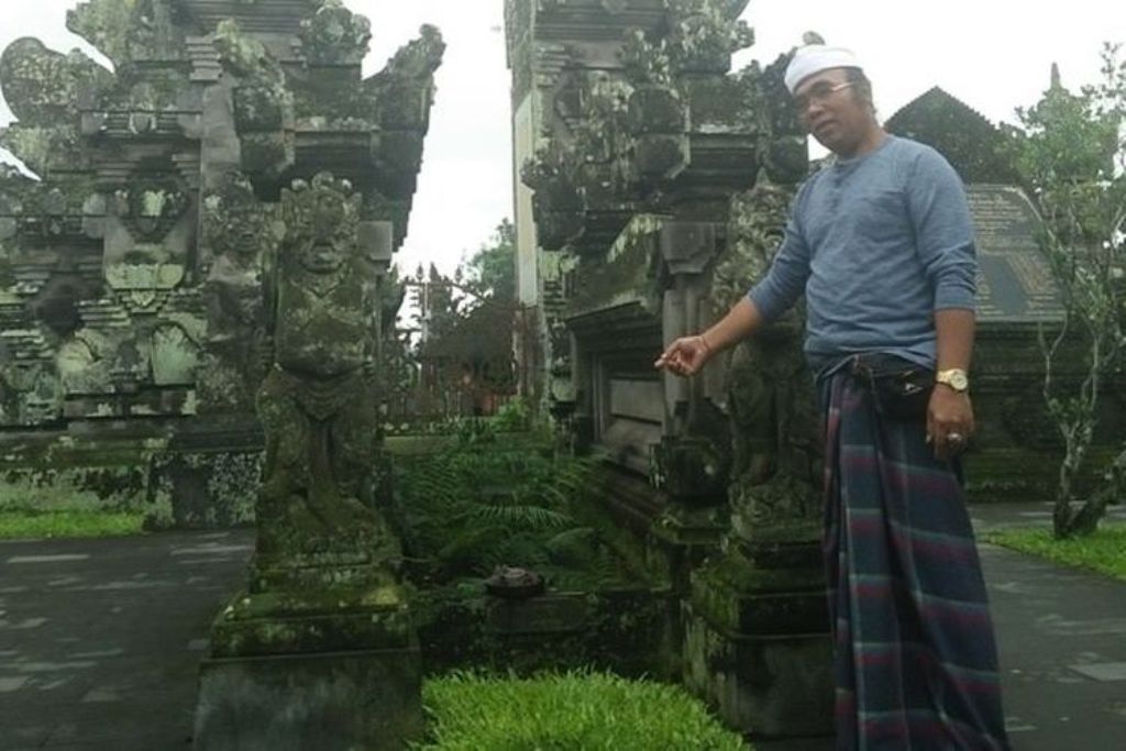 Pura Agung Gunung Raung yang terletak di Banjar Taro Kaja, Desa Taro, Kecamatan Tegallalang, Kabupaten Gianyar, merupakan salah satu situs suci Hindu Bali yang menyimpan banyak misteri