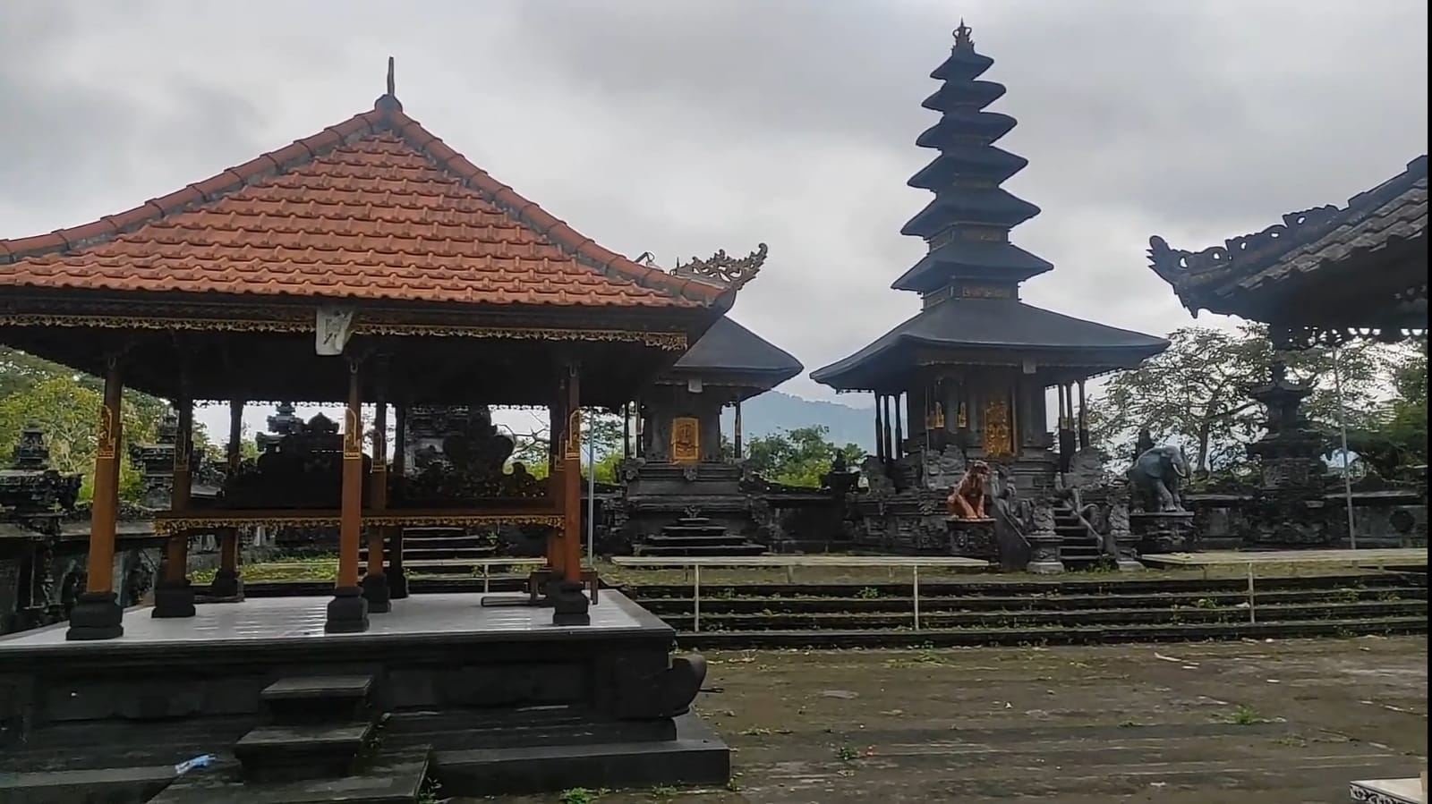 Areal utama mandala Pura Yeh Ketipat di Desa Wanagiri