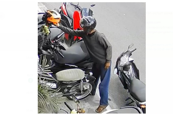 Seorang pria terekam kamera CCTV melakukan pencurian helm