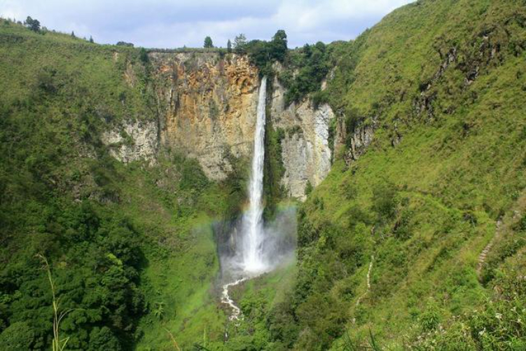 Air Terjun Sipiso-Piso Salah satu air terjun tertinggi di Indonesia