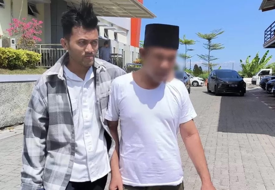 DIGELANDANG : Tersangka oknum Kiai AM cabul saat di gelandang ke Mapolres Gresik (Yudhi Radar Gresik )
