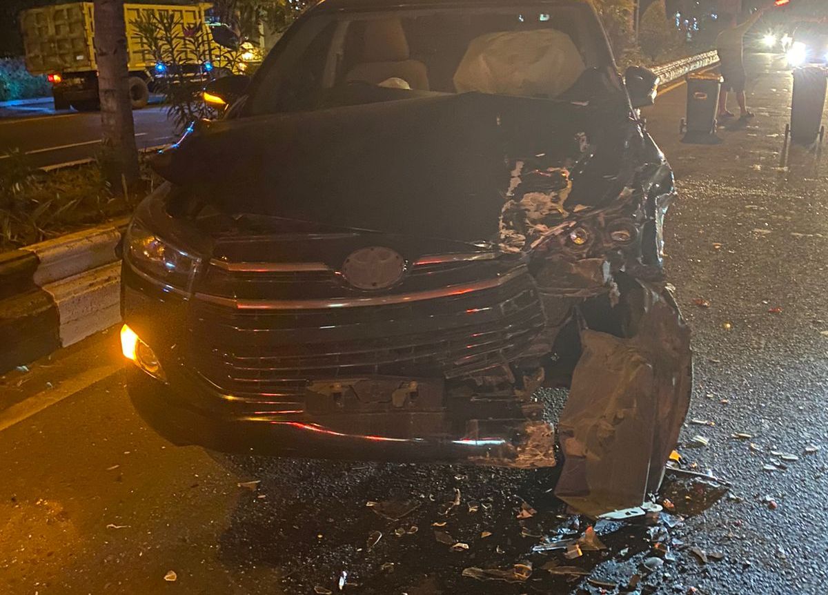 RINGSEK: Mobil yang terlibat kecelakaan beruntun ringsek.