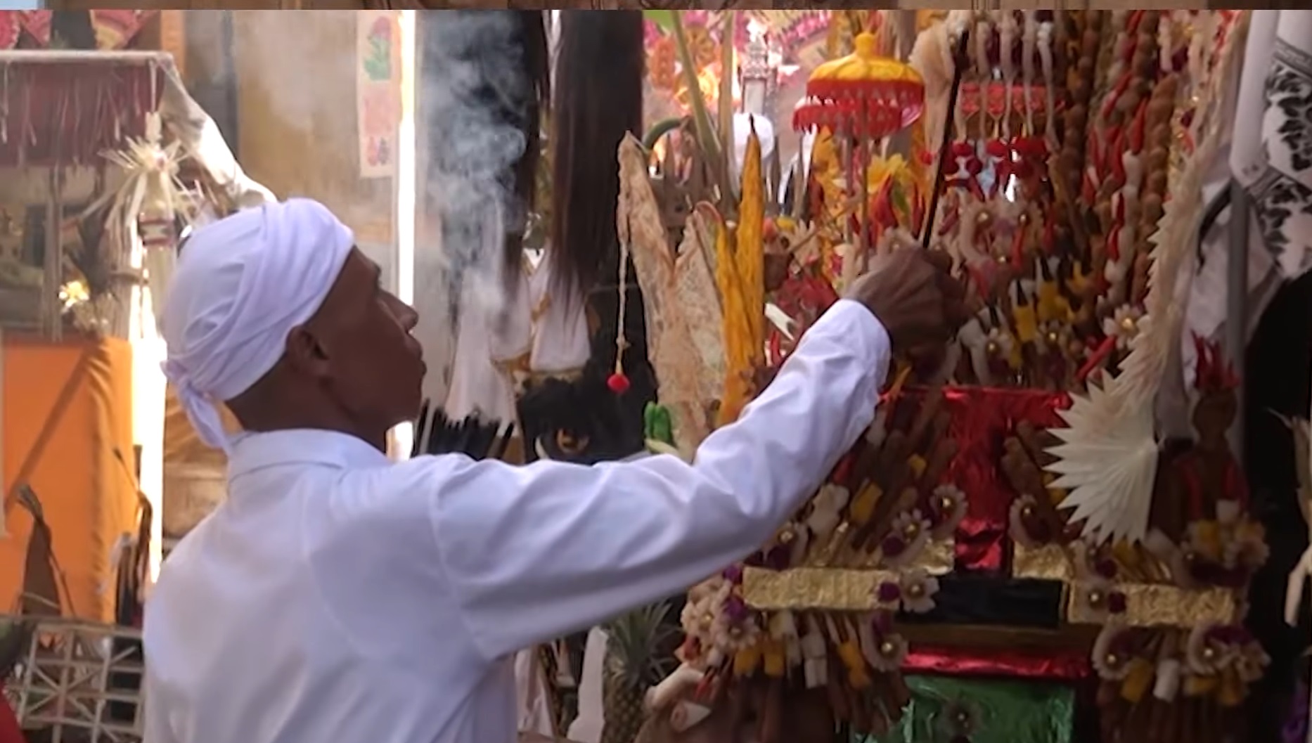 Banten yang dipersembahkan sebagai simbol Tri Angga yang berbahan dari nasi, daging dan buah sebagai segi tiga kuliner