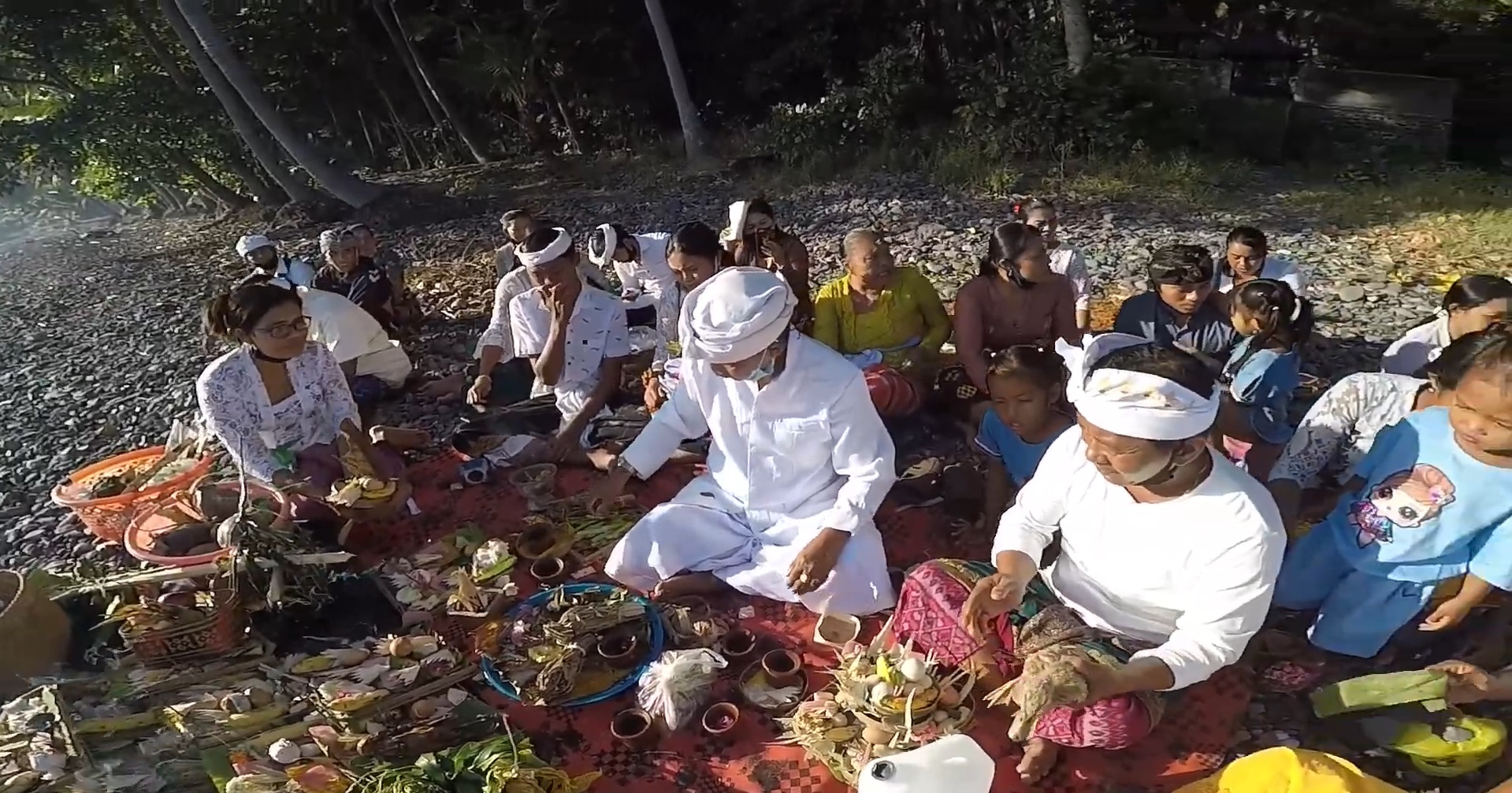 Pemangku di Desa Les pantang menggunakan Genta