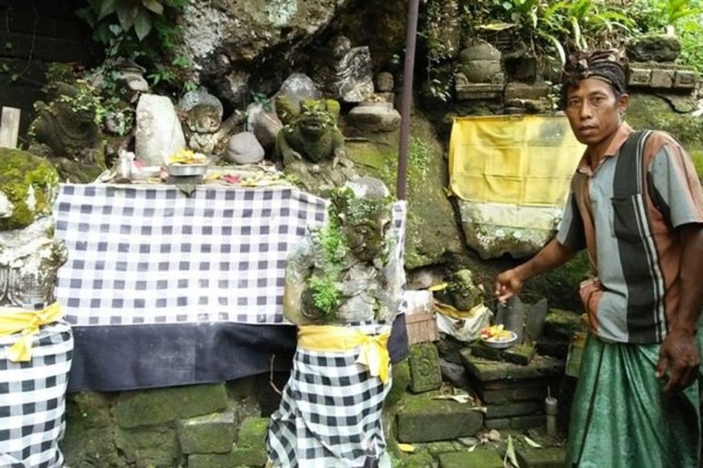 Tirta Pingit di Pura Durga Kutri, Desa Buruan, Kecamatan Blahbatuh, Kabupaten Gianyar