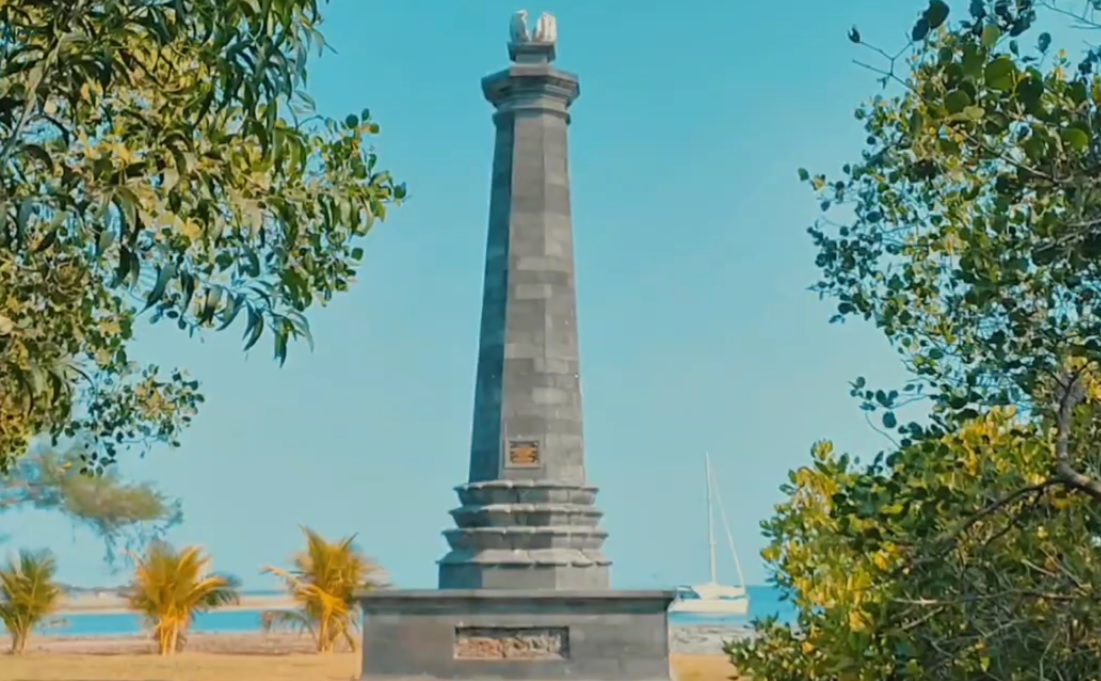 Tugu Sumberkima, lokasi munculnya air tawar di tepi laut.