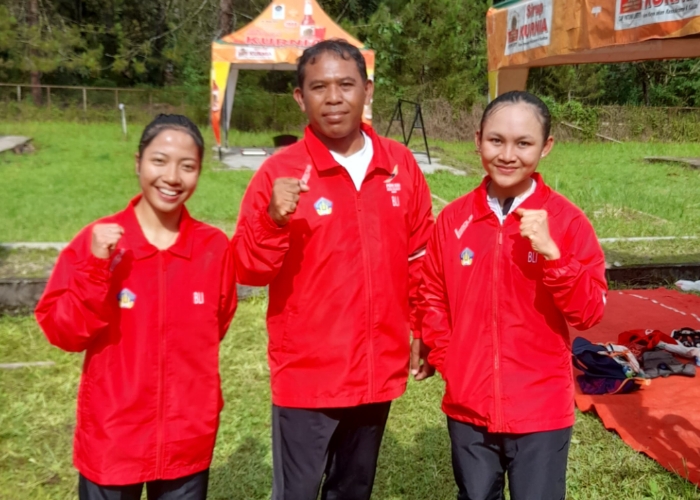 Ketut Sudana Yasa diapit dua pebalap Sayu Bella Sukma Dewi (kiri) dan Ida Ayu Manik Laksmi Dewi.