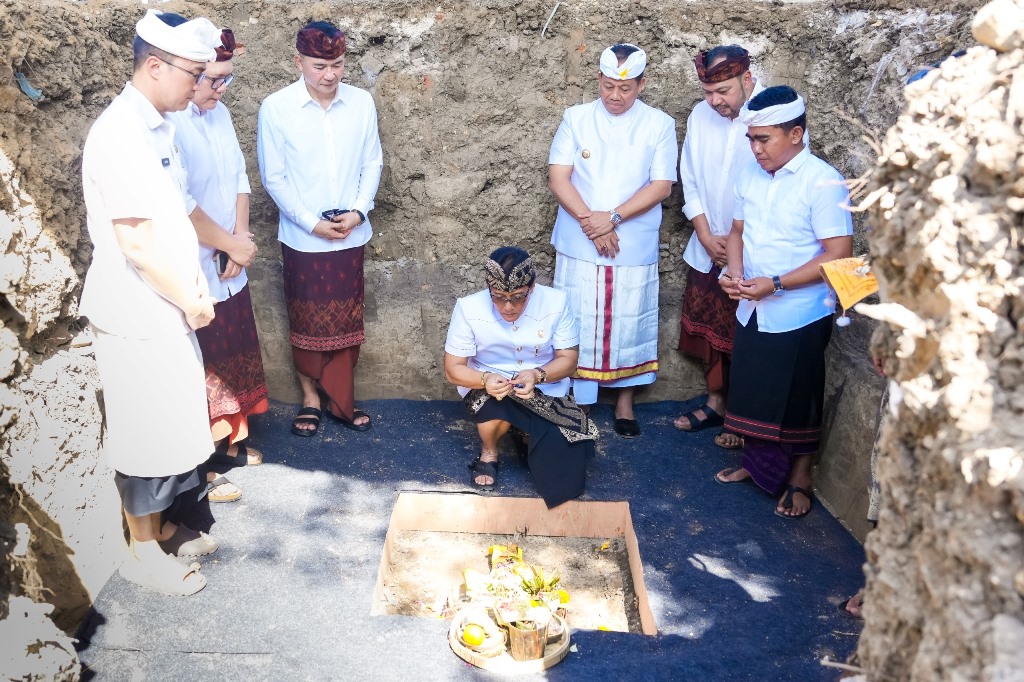 NGERUWAK: Bupati Giri Prasta menghadiri Upacara Ngeruwak sekaligus Peletakan Batu Pertama Pembangunan Kawasan Berorientasi Transit di Sentral Parkir Kuta, Rab