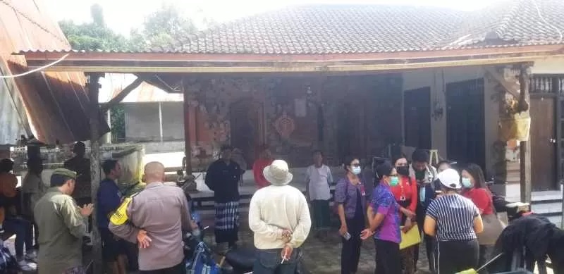 MENGHEBOHKAN : Suasana kepanikan warga kejadian anjing mengamuk menggigit warga di Banjar Dinas Selanbawak Kaja, Desa Selanbawak, Marga, Tabanan.(istimewa)