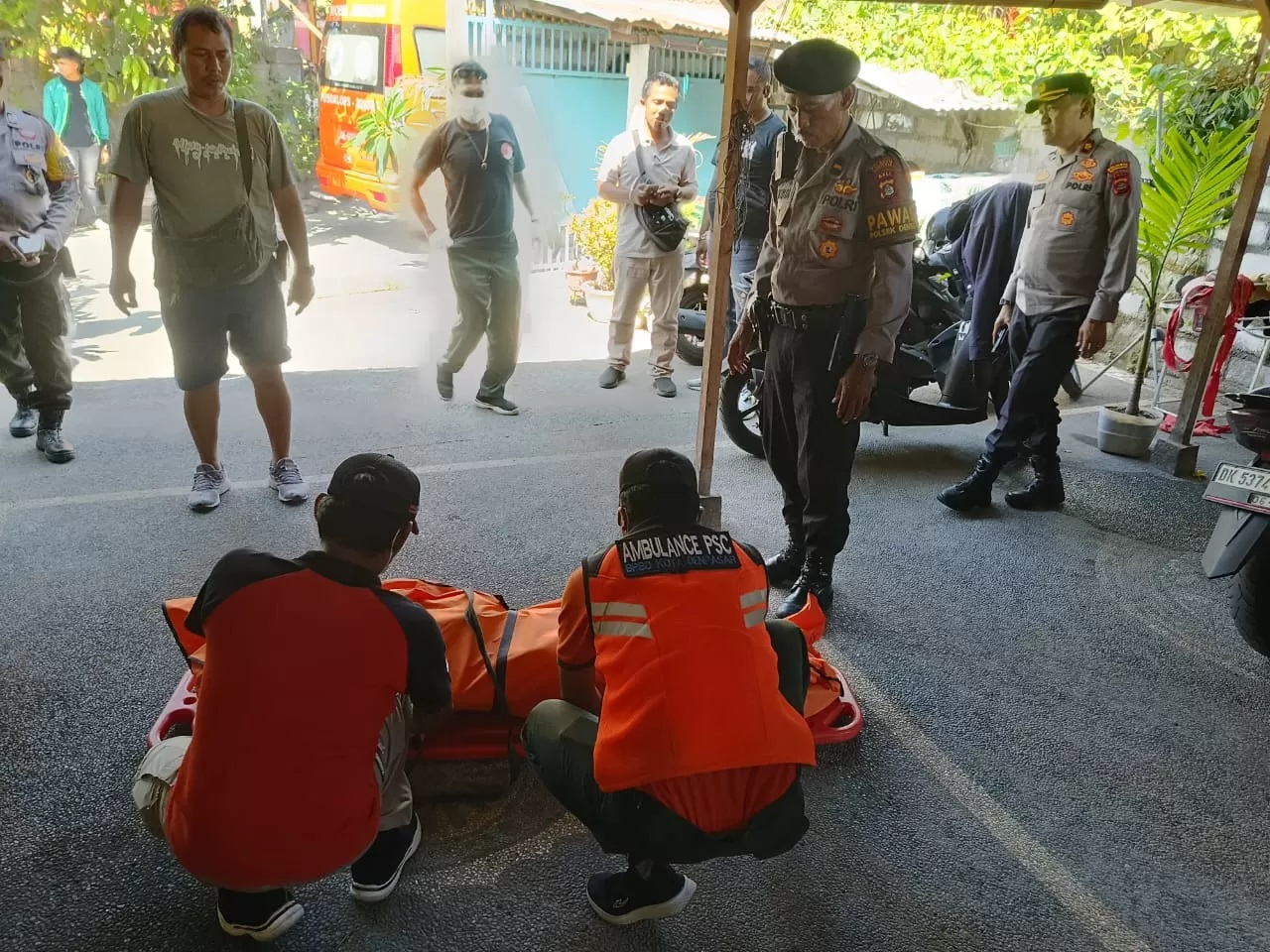 TAK BERNYAWA:Jenazah Donna Ford, 65, dievakuasi ke dalam mobil ambulans BPBD Kota Denpasar (istimewa/radarbali.id)