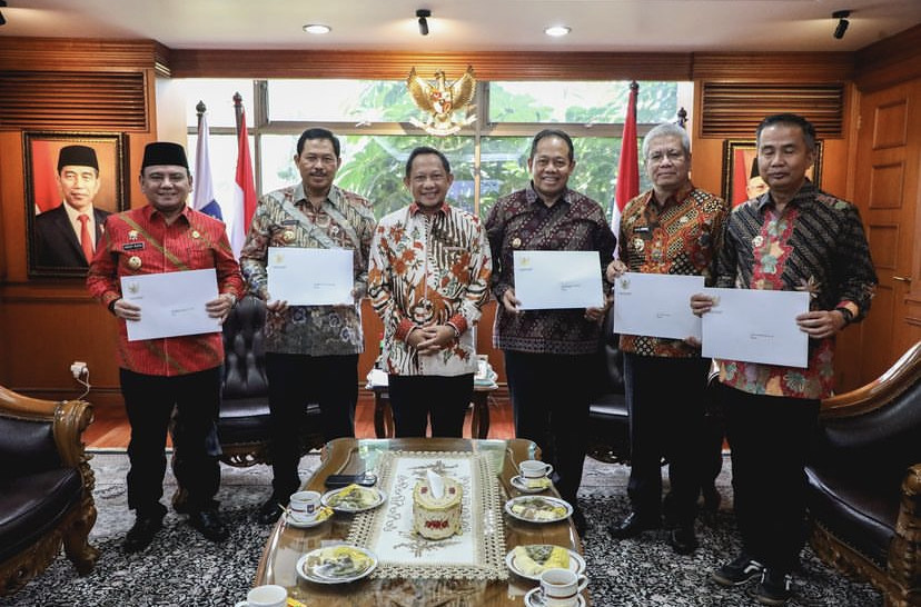 SAMPAH: Pj Gubernur Bali Mahendra Jaya bahas soal penanganan sampah di Bali. Tak mau kalah dengan teknologi yang digunakan Singapura.