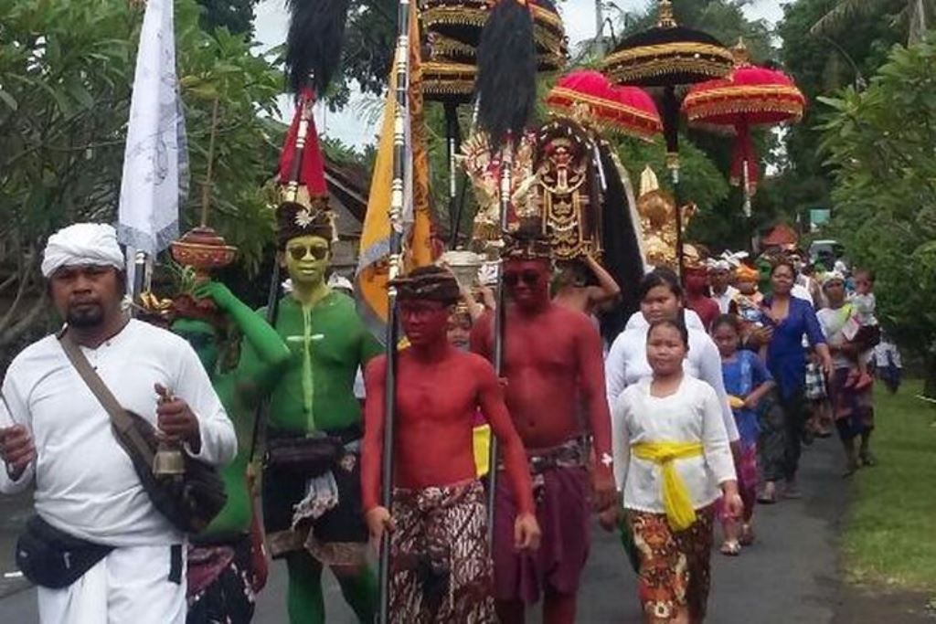 Desa Pakraman Tengkulak Kelod, Kemenuh, Kabupaten Gianyar, memiliki tradisi Hindu Bali yang unik. Namanya Ngedeblag.