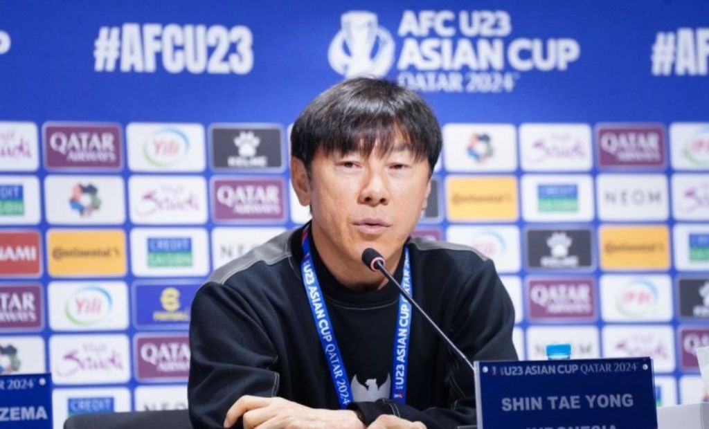 Pelatih timnas Indonesia U-23 Shin Tae-yonhlg menghadiri konferensi pers sebelum pertandingan perdana Piala Asia U-23 di Qatar, Minggu (14/4/2024). (ANTARA/HO/PSSI.)