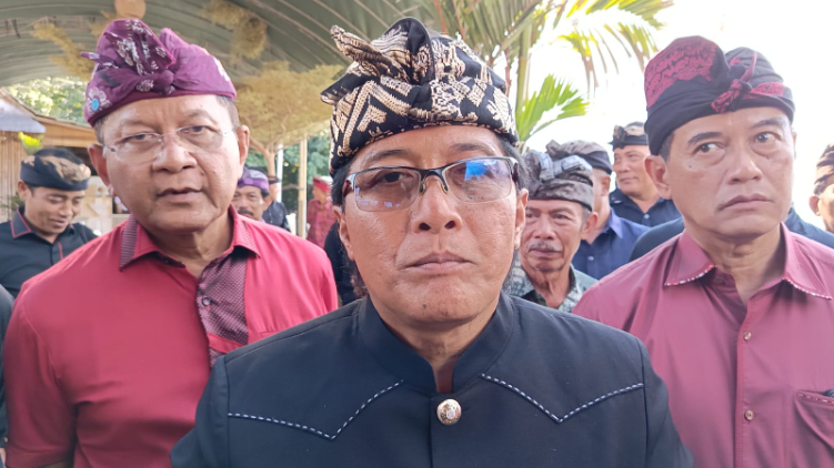 Nyoman Giri Prasta, calon wakil gubernur Bali saat berkunjung ke Buleleng