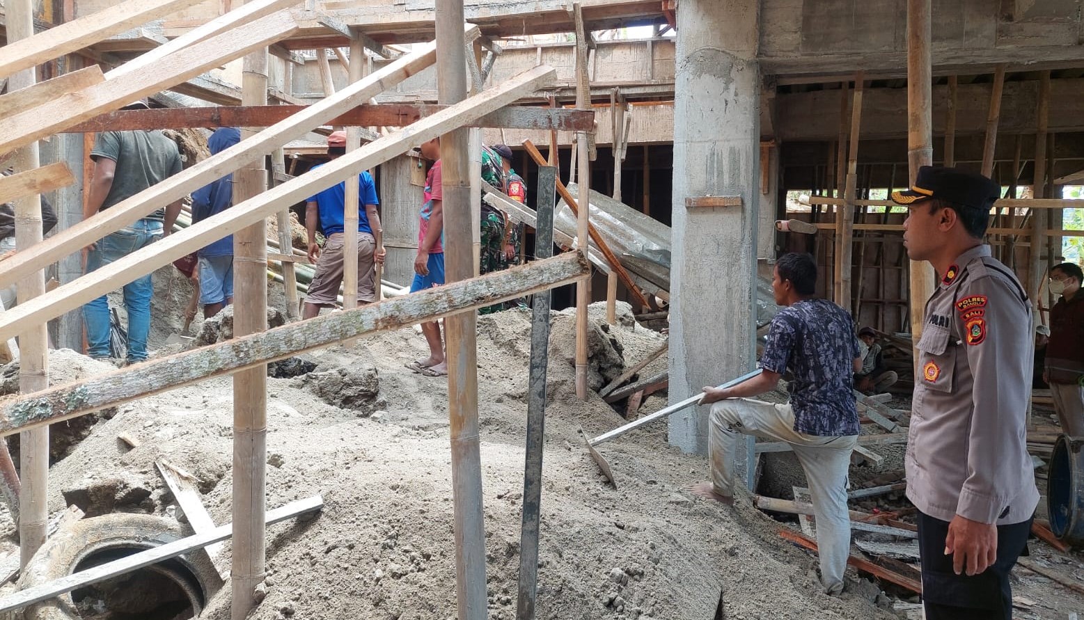 Kapolsek Kintamani Kompol I Nengah Sukerna mendatangi TKP tanah longsor menewaskan buruh proyek coffee shop di Kintamani, Bali pada Sabtu (7/9/2024).