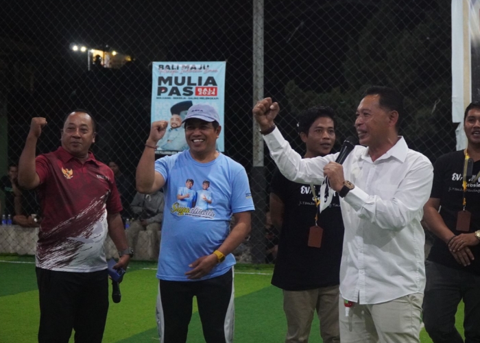 FUTSAL: Bacalon Bupati Badung I Wayan Suyasa saat memberikan support dalam Madura Cup VI di lapangan Futsal jalan Tuan Lange, Kelurahan Kuta, Sabtu (7/9).