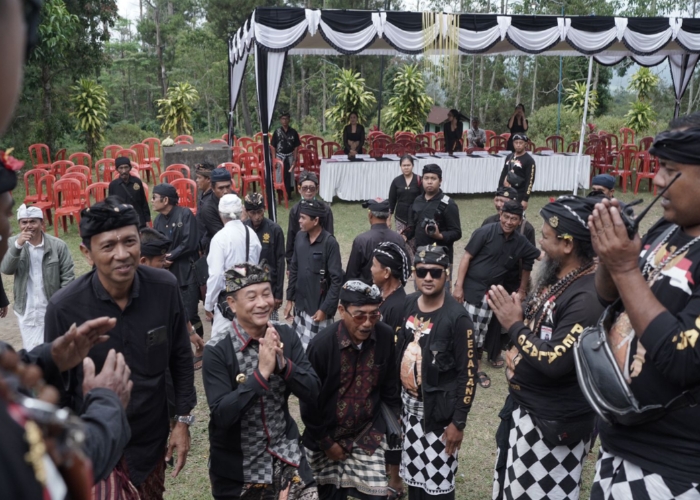 Bupati Karangasem, I Gede Dana, secara resmi membuka kegiatan Mahasabha Pasemetonan Dukuh Bali yang berlangsung di Pura Catur Lawa Ratu Dukuh Besakih pada Minggu (8/9/2024).
