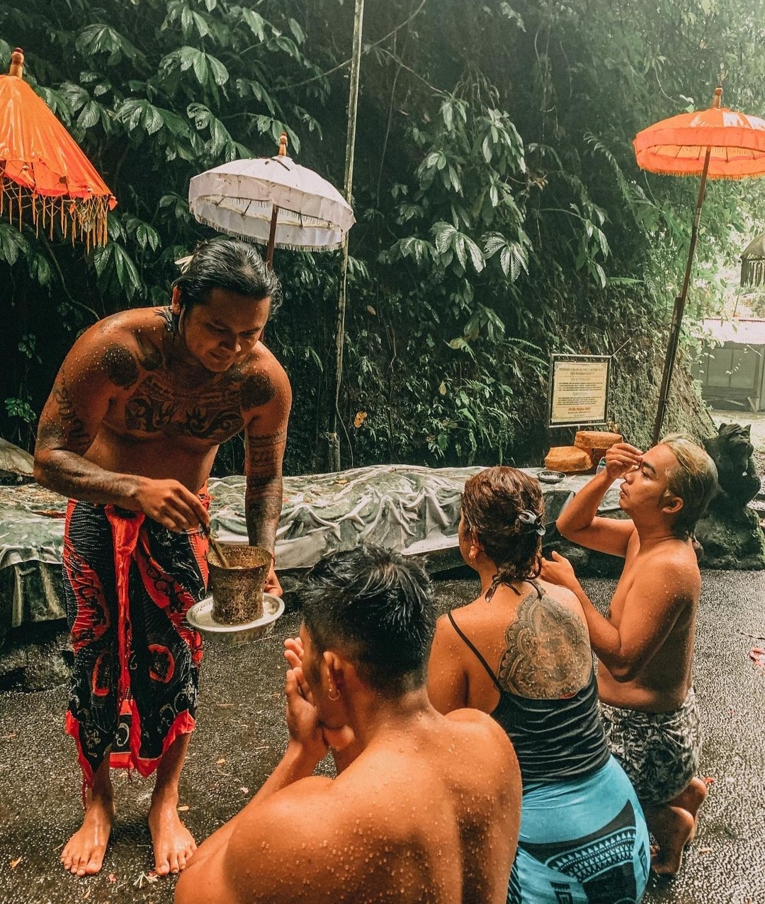 BALIAN: Mbah Haikal, Shamanic Healer asal Kalimantan melakukan salah satu aktivitas praktek Shamanic yang bersifat universal.