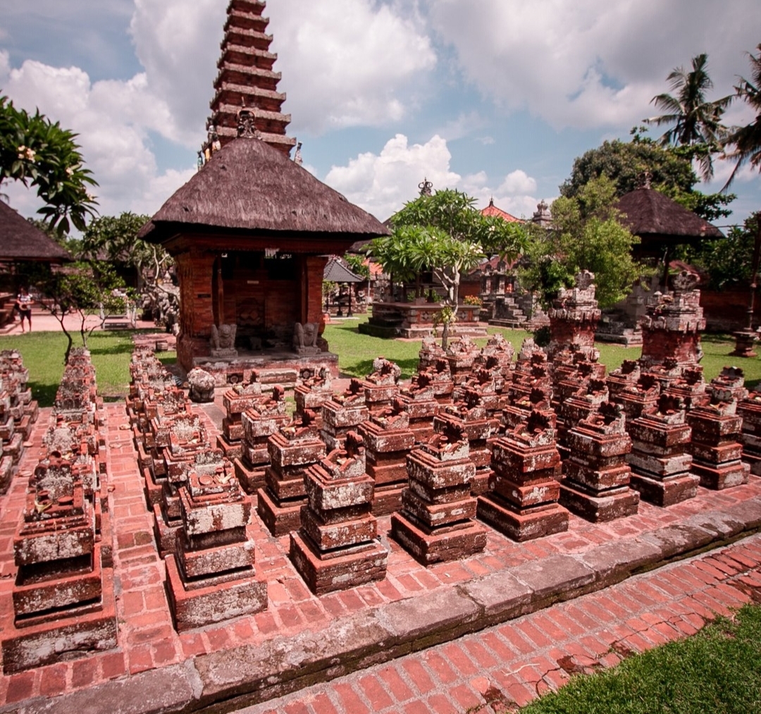 TUGU: Pura Sada memiliki 64 tugu di Utama Mandala, sebagai peringatan atas gugurnya Raja Mengwi beserta pasukannya saat melawan Negari dan Sukawati.