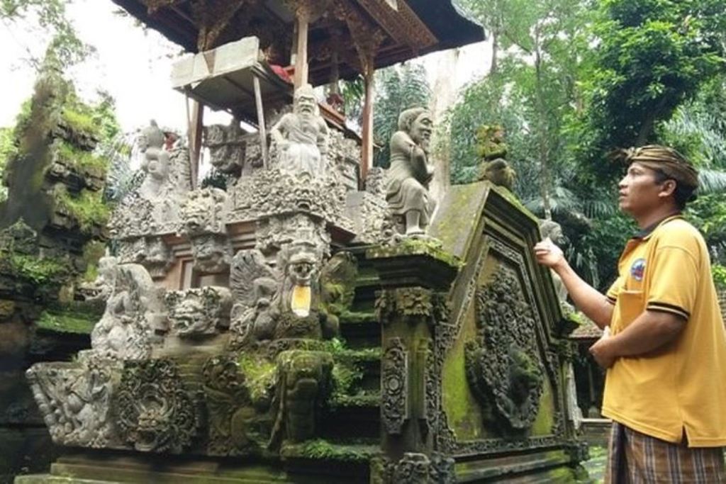 Tempat suci Hindu bali, Pura Pucak Payogan di Banjar Lungsiakan, Kedewatan, Ubud, Gianyar