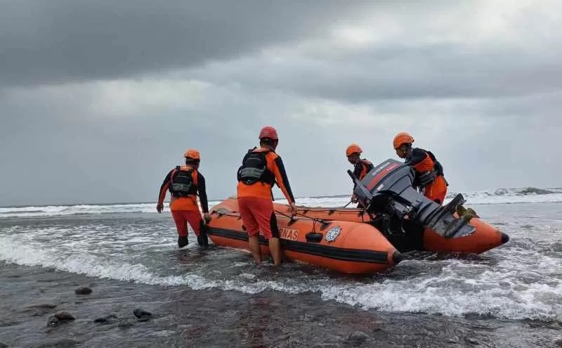 TERUS DICARI : Tim SAR gabungan kerahkan perahu karet mencari korban nelayan hilang. (foto: SAR Jembrana)