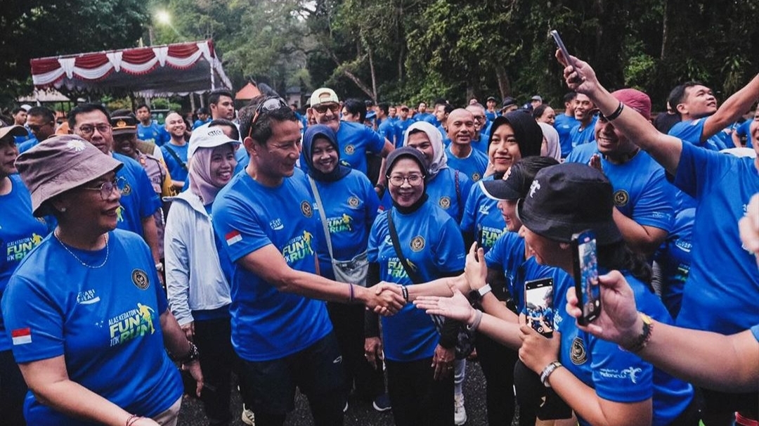 Sandiaga Uno ketika menyelesaikan event Alas Kedaton Fun Run 10K, Minggu (8/9/2024).