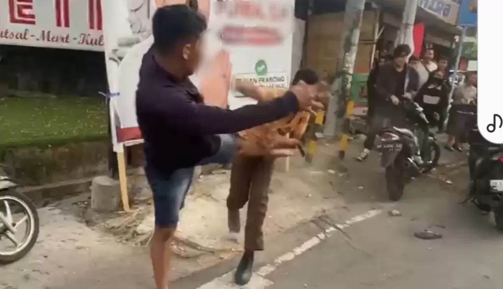 BIKIN ONAR: Potongan video seorang pelajar berpakaian Pramuka diduga tabrak lari, lalu caci maki pemotor hingga adu fisik di kawasan perempatan Jalan Tantular, Renon, Dentim, Jumat 6 September 2024.