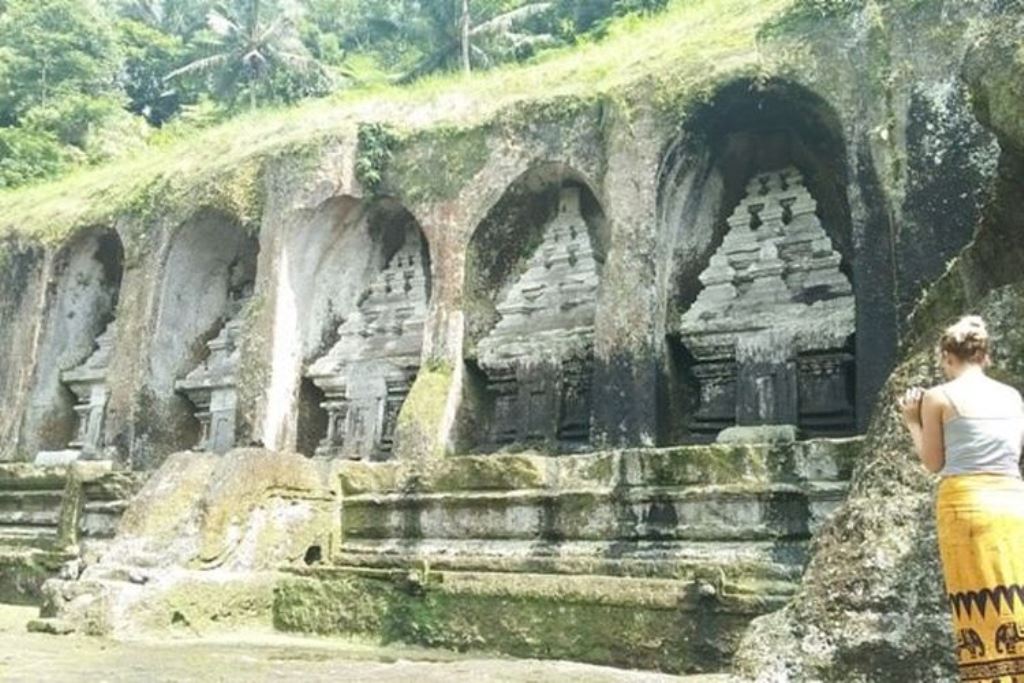 Pura Gunung Kawi di Tampaksiring, Kabupaten Gianyar, menyimpan banyak misteri Hindu Bali yang memikat.