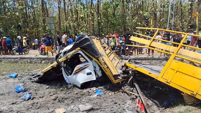 NAHAS: Kondisi truk pengangkut garam bernopol B 9524 AD yang tertemper kereta api Sabtu (7/9) lalu di Desa Keras Wetan, Geneng, Ngawi. (ASEP SYAEFUL BACHRI/JAWA POS RADAR NGAWI)