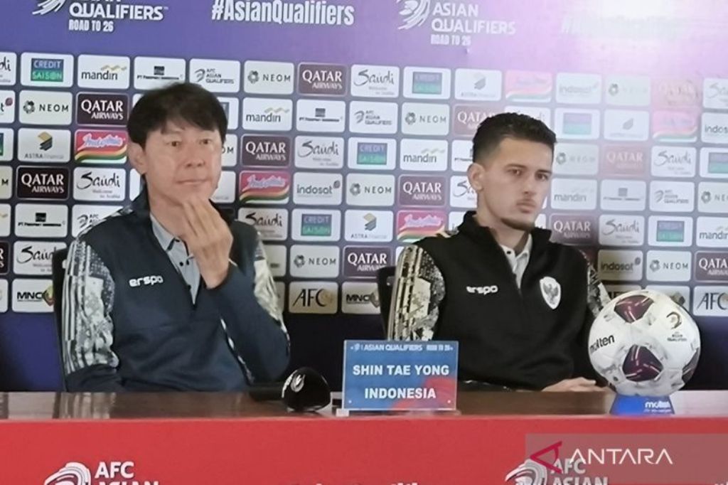 Pelatih tim nasional Indonesia Shin Tae-yong (kiri) dan bek Justin Hubner memberikan pernyataan pada konferensi pers prapertandingan Grup C putaran ketiga kualifikasi Piala Dunia 2026 zona Asia