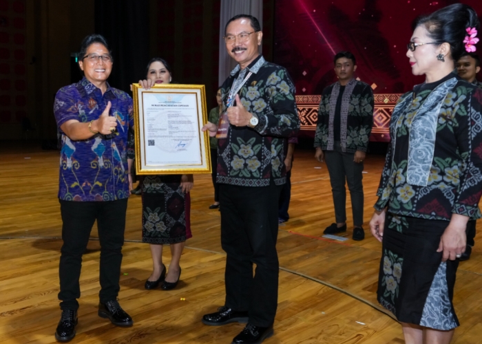 PERESMIAN: Bupati Nyoman Giri Prasta saat meresmikan peluncuran perdana endek motif Jepun Bebadungan, sekaligus membuka Badung Fashion Trend-2024 di Gedung Budaya Giri Nata Mandala, Puspem Badung.