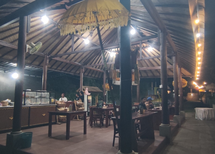 INOVASI : The Cave Warung Samsam Babi Guling dan Kedai Kopi yang baru dibuka di Objek Goa Jepang, Klungkung.
