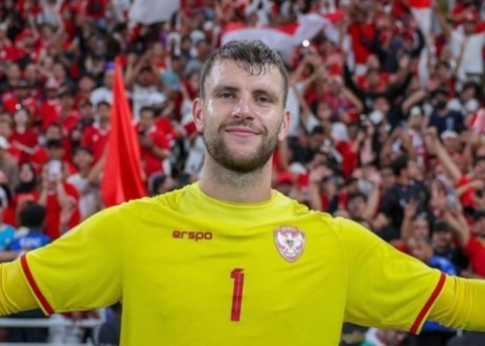 Kiper Maarten Paes tampil brilian di bawah mistar Timnas Indonesia. Di babak pertama, skor sama kuat 0-0.