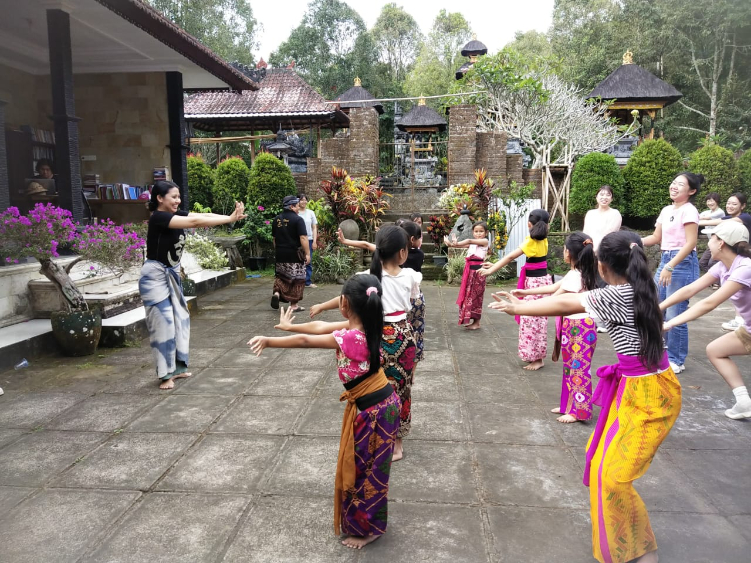 Kegiatan budaya yang dilakukan mahasiswa Jepang saat berkunjung ke Pondok Literasi Sabih, Pedawa