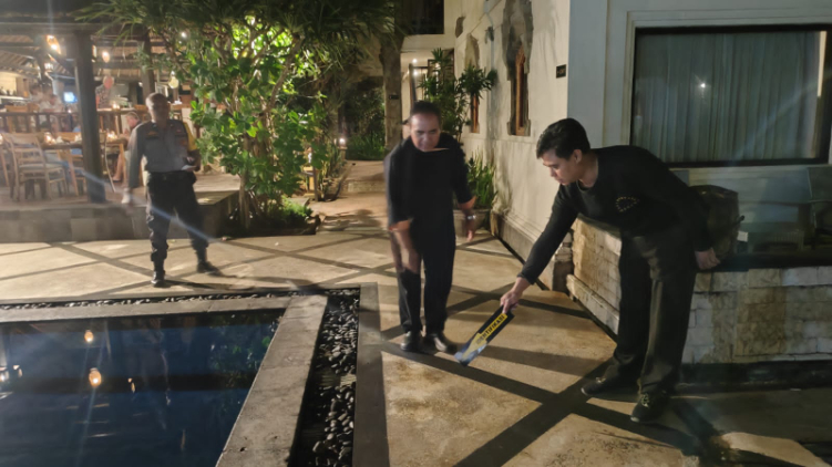 WNA India ditemukan tewas di kolam renang Hotel Karma Royal yang ada di Banjar Dinas Buitan, Desa dan Kecamatan Manggis.
