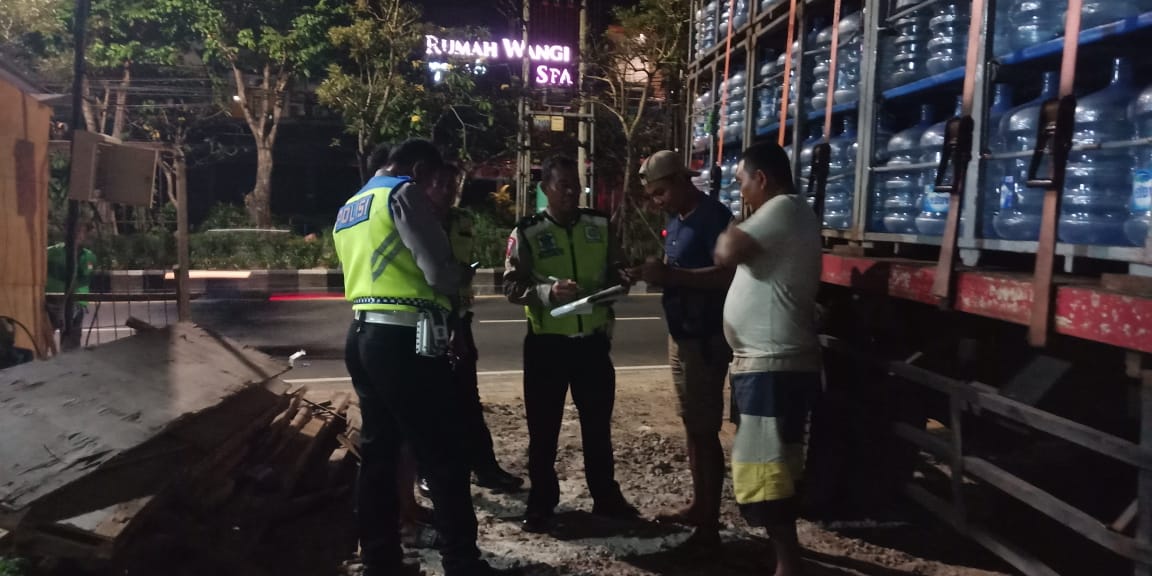 NAHAS: Pemotor tewas seketika akibat kecelakaan maut melibatkan mobil dan truk di Bypass Ngurah Rai, Tuban, Kuta.