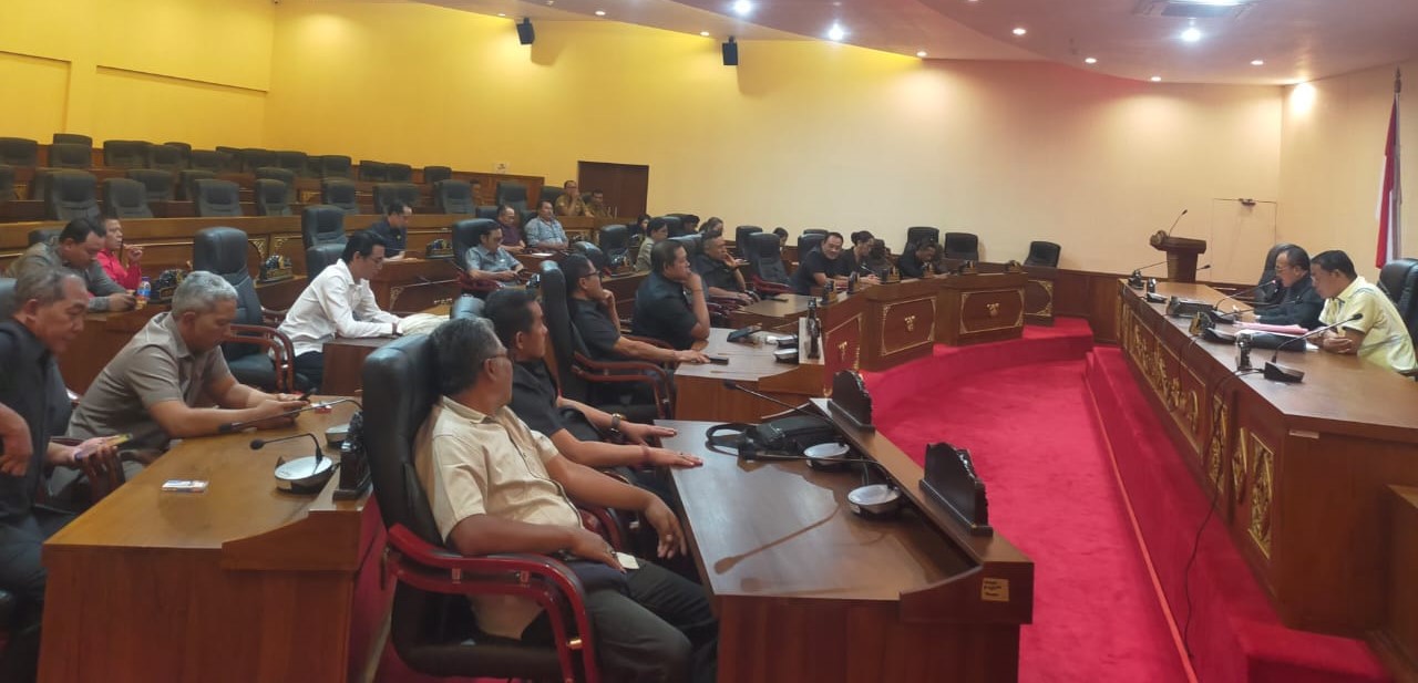 Suasana rapat paripurna DPRD Bangli dengan agenda pengumuman fraksi-fraksi pada Senin (9/9/2024).