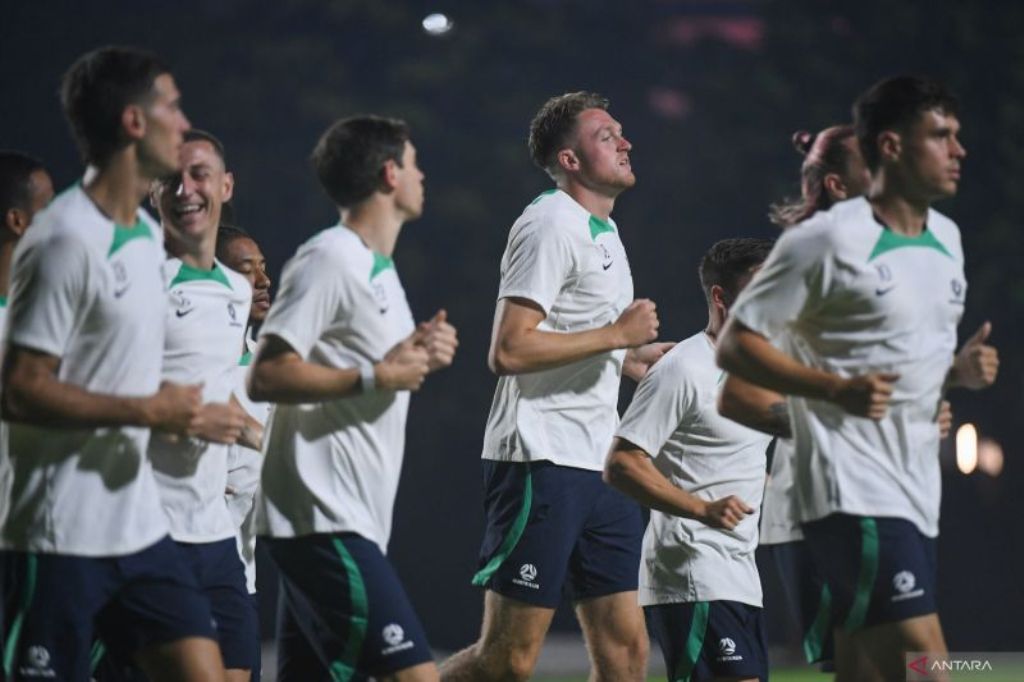 Timnas Australia melakukan pemanasan sebelum latihan resmi jelang pertandingan melawan Timnas Indonesia dalam laga kedua Grup C putaran ketiga Kualifikasi Piala Dunia 2026 Zona Asia