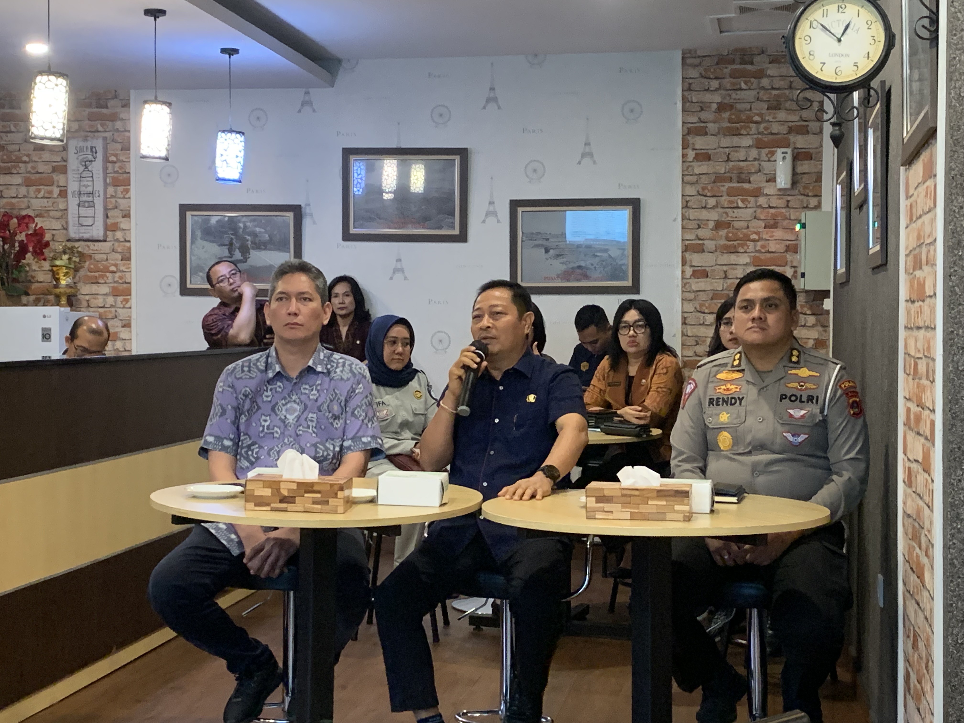 PAJAK KENDARAAN: Kepala Badan Pendapatan Daerah (Bapenda) Bali, I Made Santha (tengah) sosialisasi terkait relaksasi pajak kendaraan.